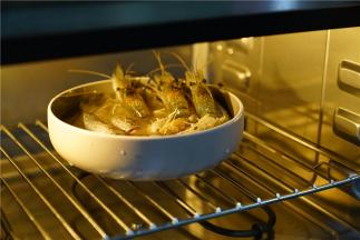 再将调好味的拼鲜入蒸烤箱的中层。