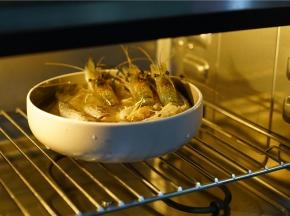 再将调好味的拼鲜入蒸烤箱的中层。