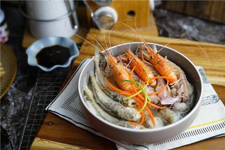 如图就是蒸制好的拼鲜了，朋友们要是喜欢葱油的可以再淋一个热葱油，但是我不太喜欢，按我们这边我是配点酱油醋来蘸着吃哦。感谢朋友们的围观，喜欢的可以试一下拼鲜的魅力。家人喜欢什么海鲜及水产品都可以配在一起，多样的配蒸能适合大家的对选择。
常规的蒸锅蒸制出来的海鲜口感比较柴干，它的鲜甜度会差一些。蒸烤箱的高温蒸汽模式，它蒸制出来的菜保留海鲜的原汁原味，吃起来鲜嫩可口，且营养不流失全锁在食材自身里面。说再多你们也觉得我讲空话，亲身试一下才会有所感觉哦。