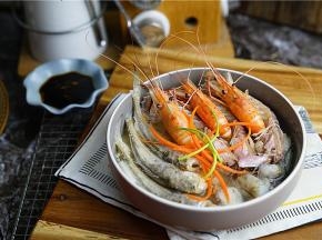 如图就是蒸制好的拼鲜了，朋友们要是喜欢葱油的可以再淋一个热葱油，但是我不太喜欢，按我们这边我是配点酱油醋来蘸着吃哦。感谢朋友们的围观，喜欢的可以试一下拼鲜的魅力。家人喜欢什么海鲜及水产品都可以配在一起，多样的配蒸能适合大家的对选择。
常规的蒸锅蒸制出来的海鲜口感比较柴干，它的鲜甜度会差一些。蒸烤箱的高温蒸汽模式，它蒸制出来的菜保留海鲜的原汁原味，吃起来鲜嫩可口，且营养不流失全锁在食材自身里面。说再多你们也觉得我讲空话，亲身试一下才会有所感觉哦。