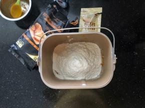 2、把主面团里除了黄油之外的所有材料放入面包桶里，先液体后粉类，干酵母最后再放。