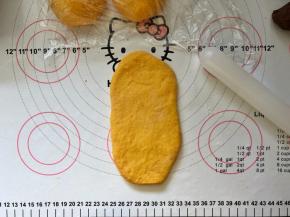 10、取一份擀成牛舌状。