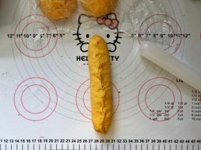 13、捏紧收口处。