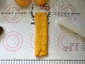 11、两边向中间折叠，稍微擀长点。