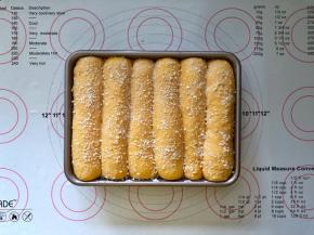 16、表面刷上一层牛奶液，撒上椰蓉。