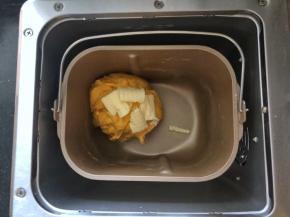 4、待面粉揉成团后放入黄油继续和面功能。