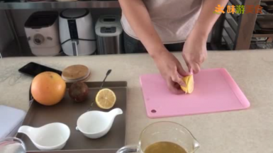 红心柚和柠檬用盐搓洗干净切片