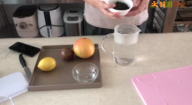 取85度热水800毫升，加入10克四季春绿茶轻轻搅拌，浸泡5分钟。