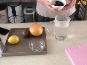 取85度热水800毫升，加入10克四季春绿茶轻轻搅拌，浸泡5分钟。