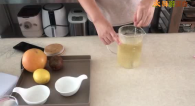 加入细砂糖和水怡搅拌均匀