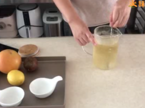 加入细砂糖和水怡搅拌均匀