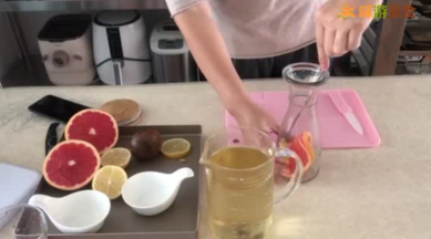 放入杯中，百香果取籽和汁放入杯中。