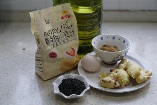 这款饼干备料：金龙鱼糕点用小麦粉270克，姜汁:50克，红糖100克 ，玉米油60克，鸡蛋1个，熟芝麻1碟（喜欢的可以多加一点）