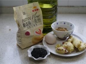 这款饼干备料：金龙鱼糕点用小麦粉270克，姜汁:50克，红糖100克 ，玉米油60克，鸡蛋1个，熟芝麻1碟（喜欢的可以多加一点）