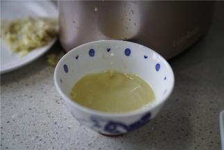 用原汁机将嫩姜榨出汁备用，当然了那渣也不要丢了，咱可以另做它用。朋友们也可以看我后面的菜谱。