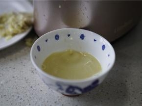 用原汁机将嫩姜榨出汁备用，当然了那渣也不要丢了，咱可以另做它用。朋友们也可以看我后面的菜谱。