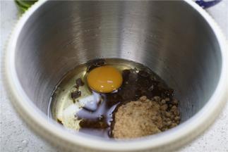 将玉米油，红糖 ，鸡蛋配在一起。