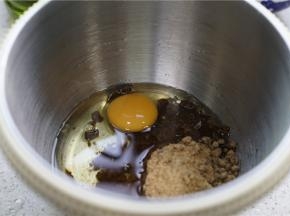 将玉米油，红糖 ，鸡蛋配在一起。