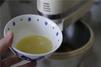 打蛋器选择二档打至糖化融合，然后再慢慢加入姜汁。