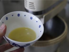 打蛋器选择二档打至糖化融合，然后再慢慢加入姜汁。