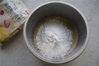 然后将金龙鱼糕点用小麦粉加至在里面，这粉不用过筛，拌一下就很融合了。