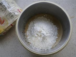 然后将金龙鱼糕点用小麦粉加至在里面，这粉不用过筛，拌一下就很融合了。