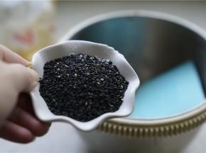 拌至无干粉状之后，再将熟芝麻加入，可以多加一点，更养生哦。