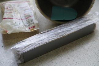 拌好面团之后，在饼干模里铺上保鲜膜，然后将面团入模里整好形状，再入冰箱冷冻半小时。（如要冷藏也可以，时间要加长）