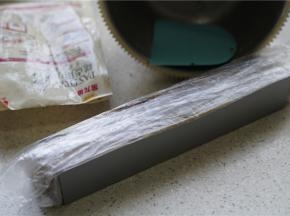 拌好面团之后，在饼干模里铺上保鲜膜，然后将面团入模里整好形状，再入冰箱冷冻半小时。（如要冷藏也可以，时间要加长）