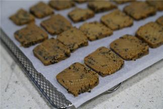 然后将冻成型的饼干切厚薄相等的片，不好意思朋友们，刀功不是太好，切的不是太美。