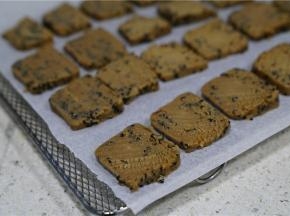 然后将冻成型的饼干切厚薄相等的片，不好意思朋友们，刀功不是太好，切的不是太美。