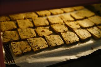 然后入烤箱160度烤制30分钟，这点要注意，不是我说这个度数就这个度数，朋友们一定要按自家烤箱的性能来调整。