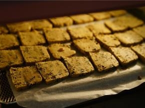 然后入烤箱160度烤制30分钟，这点要注意，不是我说这个度数就这个度数，朋友们一定要按自家烤箱的性能来调整。