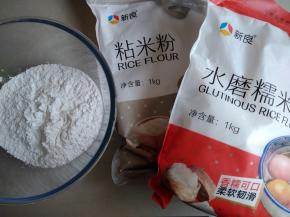 糯米粉、粘米粉和糖粉倒入盆里，混合均匀