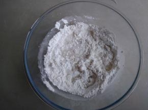 倒入水和油