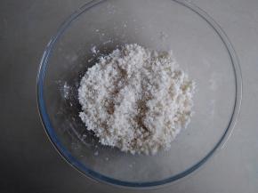 用双手搓成粗粒状，盖上保鲜膜，静置20分钟