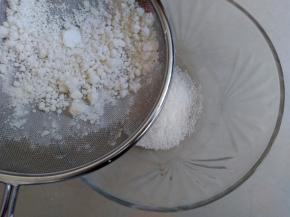 用筛网过筛一次，我用的是豆浆机配送的筛网，不要用太细那种筛网，否则太难过筛。用汤匙或者手指压粗粉，我觉得用手指压的速度最快