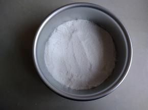 6寸圆形阳极活底模具底部铺一张油纸，内壁抹一层油，这样会很容易脱模。将一半的粉倒入，不要压实，用汤匙轻轻地抹平表面