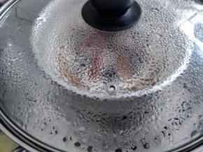 表面喷水，待锅里的水烧开后，再大火蒸25分钟左右，不同模具蒸的时间会有所不同