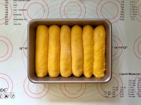 14、收口向下码入学厨9寸烤盘中，盖上保鲜膜进行二次发酵。