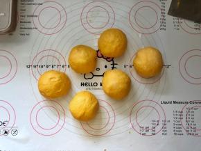 9、分割成6等份，盖上保鲜膜松弛10分钟。