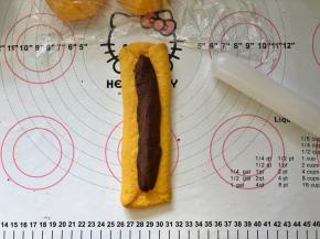 12、取35克红豆沙馅儿搓长条放在中间。