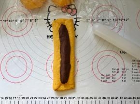 12、取35克红豆沙馅儿搓长条放在中间。