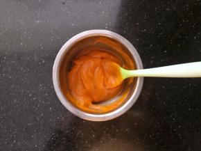 1、首先把南瓜削皮切块蒸熟后用勺子压成泥过筛备用。