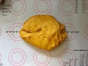 8、取出轻轻按压排气。