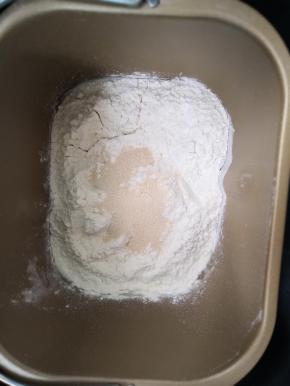 所有材料黄油除外全部放入面包机内，启动和面程序