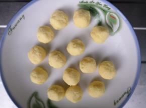 在揉面的过程时做椰蓉馅，软化好的黄油加糖，牛奶搅拌均匀，鸡蛋液分三次加入，每次都要充分搅拌均匀，加入椰蓉。平均分成14份，放冰箱冷藏备用