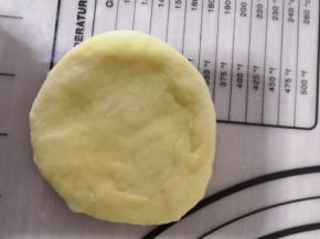 取其中一个面团擀圆