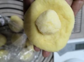 把椰蓉馅放入