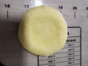 取其中一个擀成圆饼